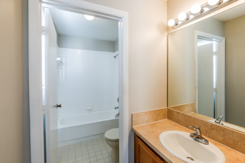 2,795/Mo, 6204 Seminole Ter Margate, FL 33063 Bathroom View 2