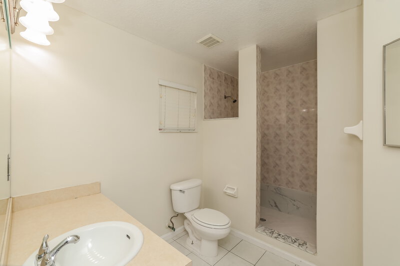 2,655/Mo, 109 Almeria St Royal Palm Beach, FL 33411 Main Bathroom View