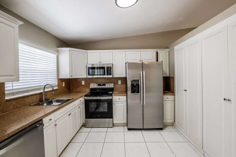 3,345/Mo, 15142 SW 171st St Miami, FL 33187 Kitchen View 2