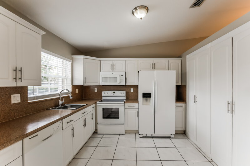 0/Mo, 15142 SW 171st St Miami, FL 33187 Kitchen View