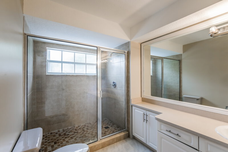 0/Mo, 15142 SW 171st St Miami, FL 33187 Main Bathroom View