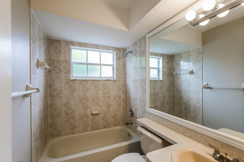 0/Mo, 15142 SW 171st St Miami, FL 33187 Bathroom View