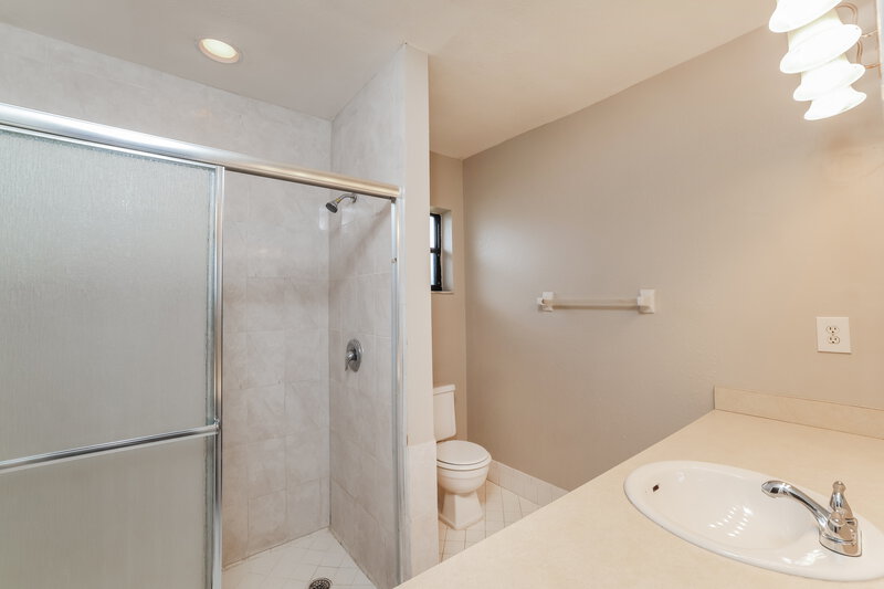 2,775/Mo, 276 Ponce de Leon St Royal Palm Beach, FL 33411 Main Bathroom View