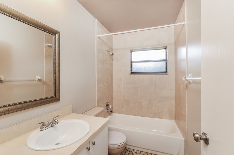 2,775/Mo, 276 Ponce de Leon St Royal Palm Beach, FL 33411 Bathroom View