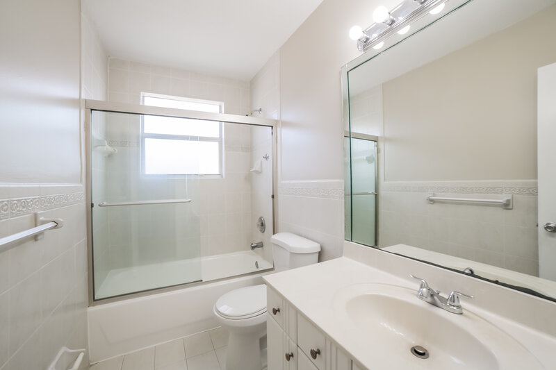 5,250/Mo, 12465 SW 120th Ave Miami, FL 33186 Bathroom View