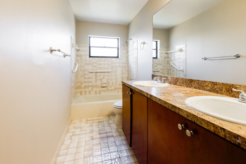5,370/Mo, 4021 NW 73rd Ave Coral Springs, FL 33065 Bathroom View