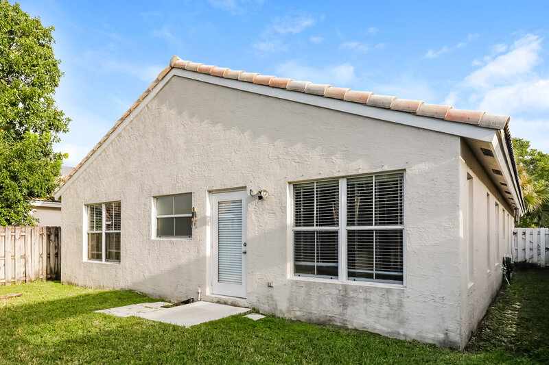 4,830/Mo, 20877 NW 21st St Pembroke Pines, FL 33029 Rear View