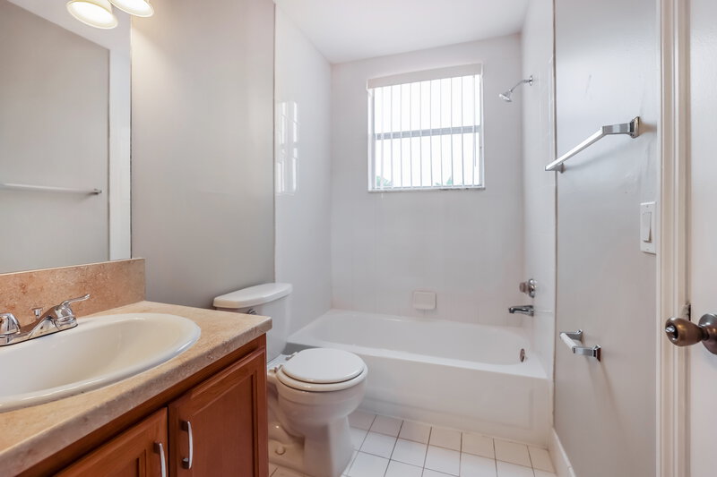 3,010/Mo, 6131 NW 44th Ln Coconut Creek, FL 33073 Bathroom View