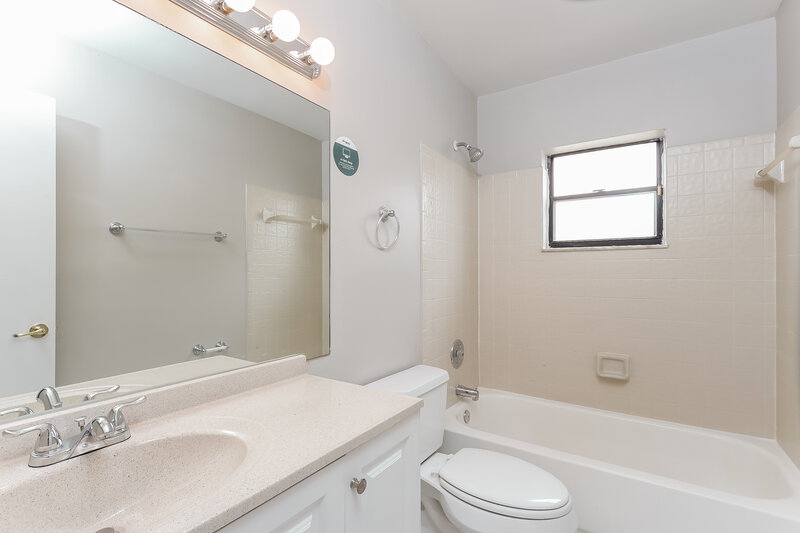 3,280/Mo, 9275 Edgemont Ln Boca Raton, FL 33434 Main Bathroom View