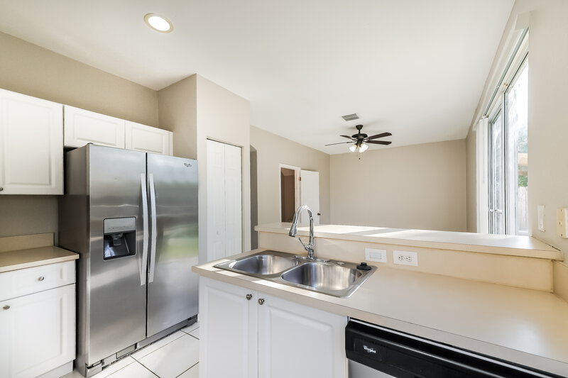 2,610/Mo, 1861 SE 13th St Homestead, FL 33035 Kitchen View