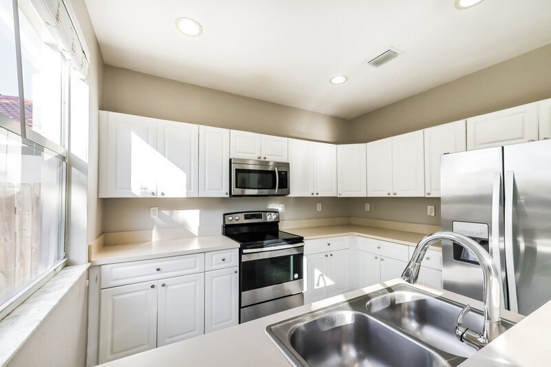 2,610/Mo, 1861 SE 13th St Homestead, FL 33035 Kitchen View 2