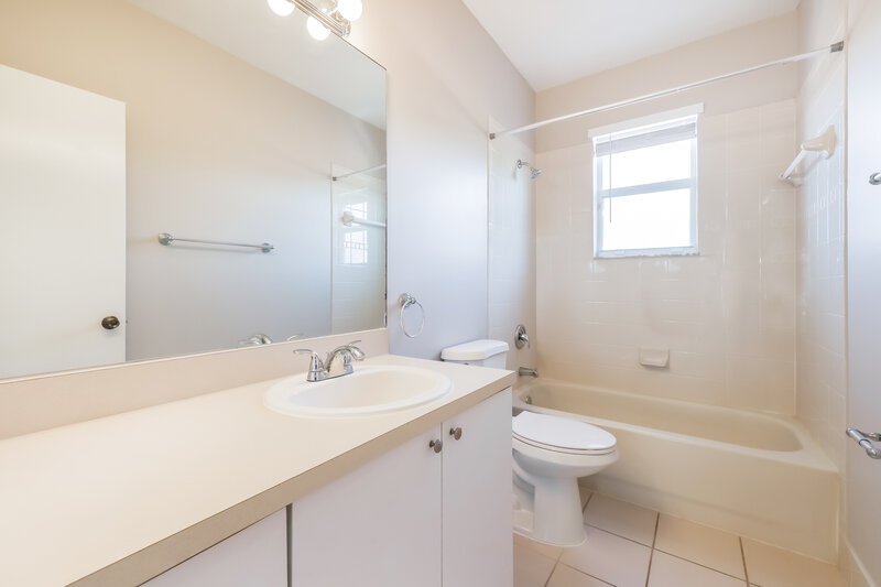 2,610/Mo, 1861 SE 13th St Homestead, FL 33035 Bathroom View
