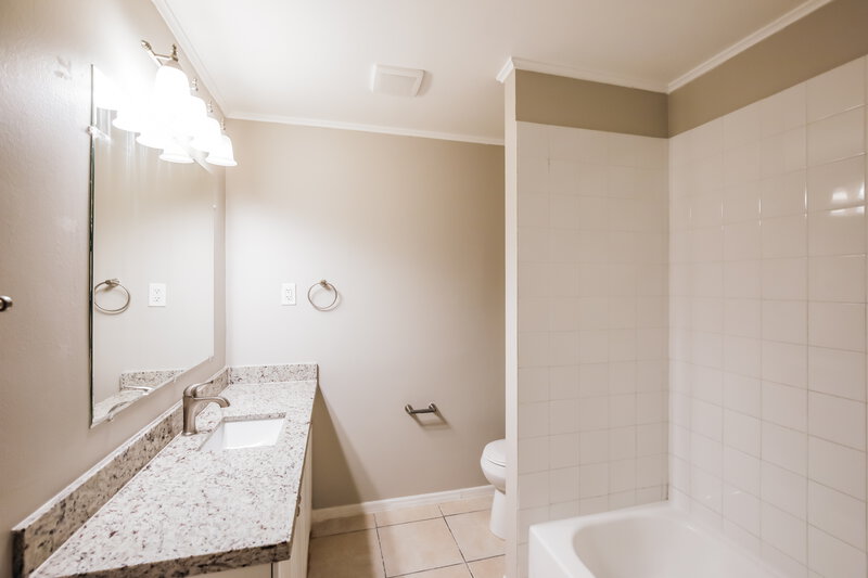 2,675/Mo, 143 Granada St Royal Palm Beach, FL 33411 Main Bathroom View