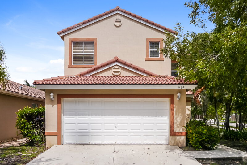 2,330/Mo, 1899 SE 13th St Homestead, FL 33035 External View