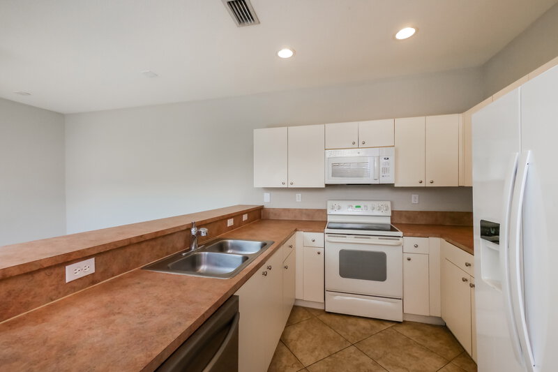 2,330/Mo, 1899 SE 13th St Homestead, FL 33035 Kitchen View