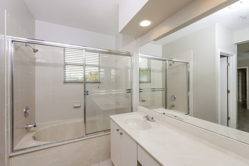 2,330/Mo, 1899 SE 13th St Homestead, FL 33035 Main Bathroom View