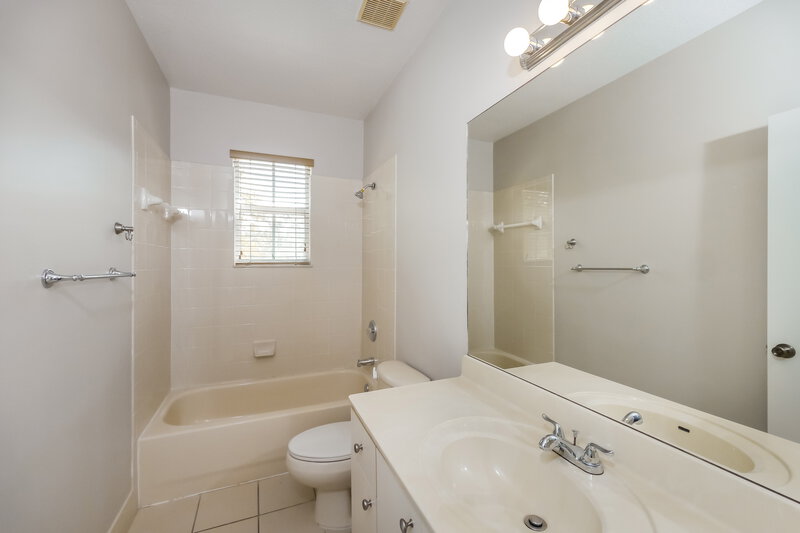 2,330/Mo, 1899 SE 13th St Homestead, FL 33035 Bathroom View
