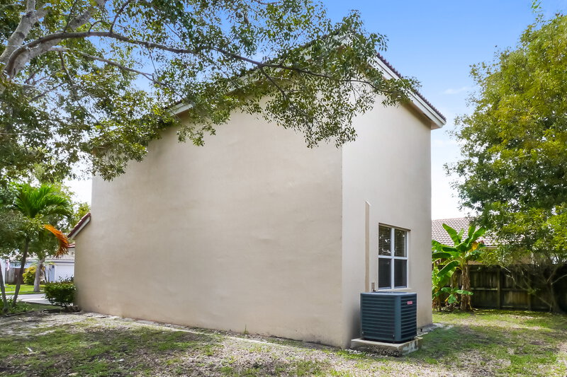 2,330/Mo, 1899 SE 13th St Homestead, FL 33035 Rear View