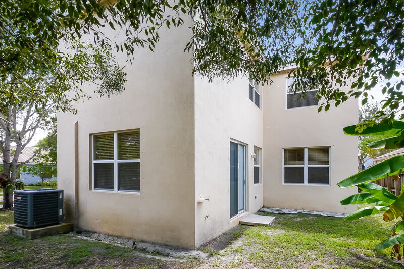 2,330/Mo, 1899 SE 13th St Homestead, FL 33035 Rear View 2