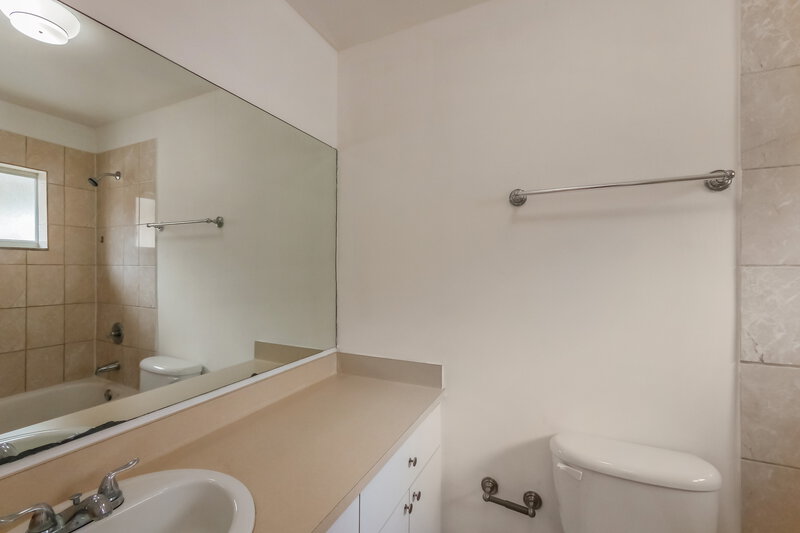 2,665/Mo, 17881 SW 143rd Ct Miami, FL 33177 Main Bathroom View