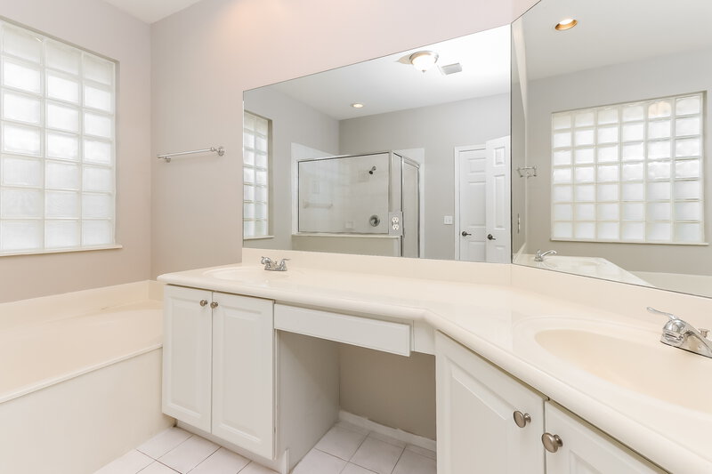 3,950/Mo, 21201 Via Fiore Boca Raton, FL 33433 Main Bathroom View