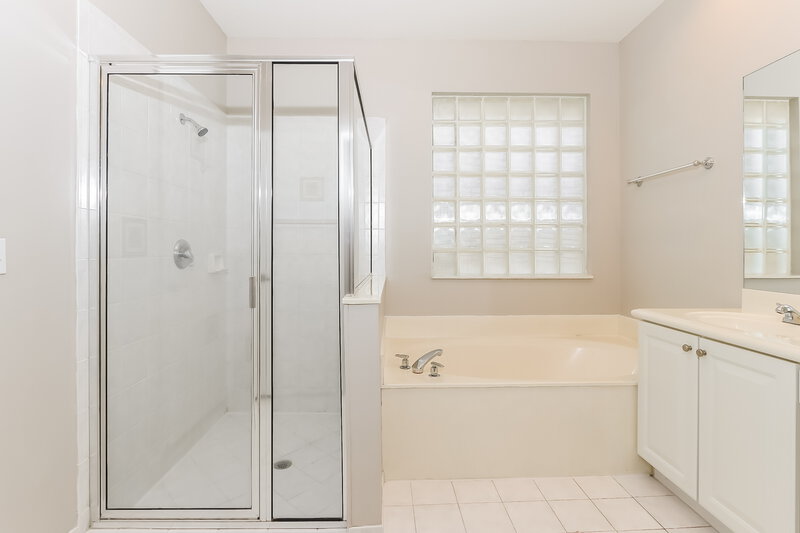 3,950/Mo, 21201 Via Fiore Boca Raton, FL 33433 Main Bathroom View 2