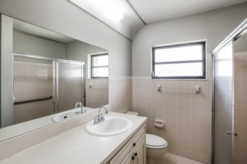 3,205/Mo, 7401 NW 21st Ct Margate, FL 33063 Main Bathroom View