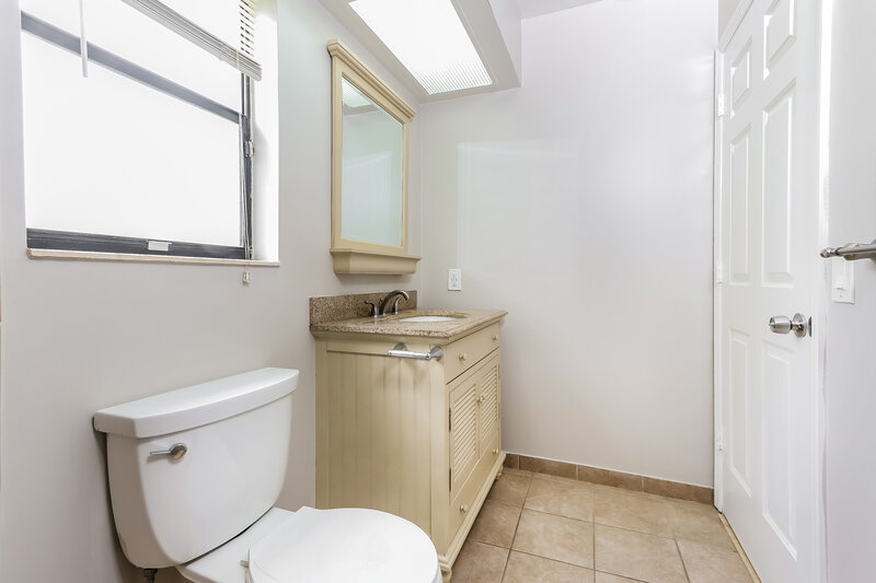 2,765/Mo, 105 Parkwood Dr Royal Palm Beach, FL 33411 Main Bathroom View