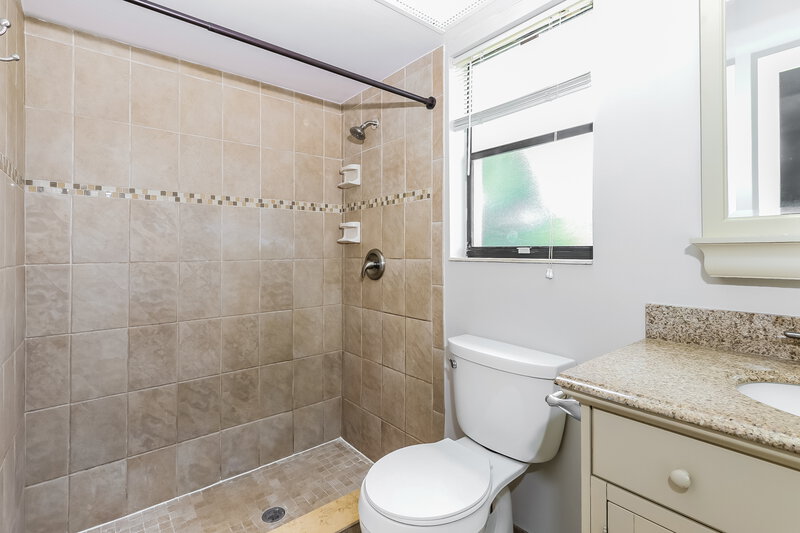 2,765/Mo, 105 Parkwood Dr Royal Palm Beach, FL 33411 Main Bathroom View 2