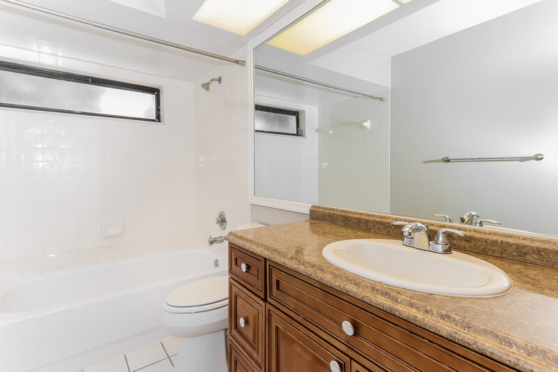 2,765/Mo, 105 Parkwood Dr Royal Palm Beach, FL 33411 Bathroom View