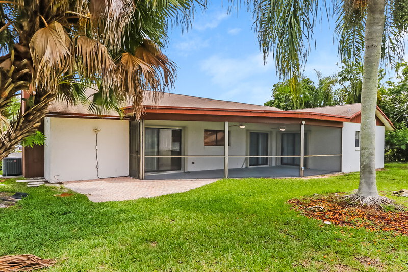 2,765/Mo, 105 Parkwood Dr Royal Palm Beach, FL 33411 Rear View