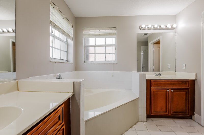 3,565/Mo, 16630 SW 101st Ter Miami, FL 33196 Main Bathroom View