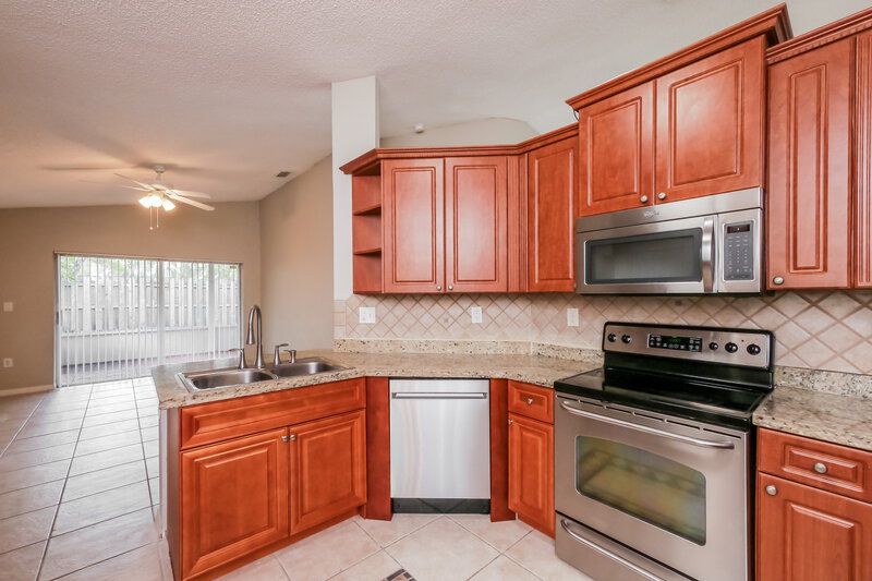 3,310/Mo, 428 Lakeside Cir Sunrise, FL 33326 Kitchen View 2