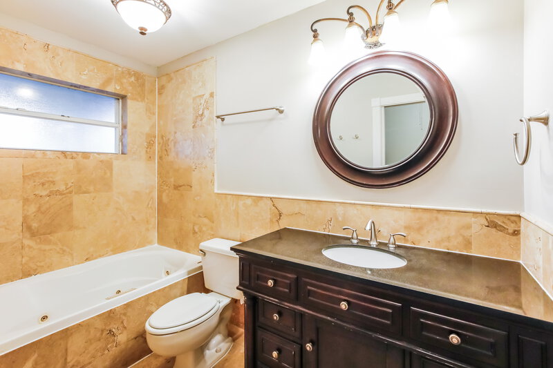 3,350/Mo, 428 Lakeside Cir Sunrise, FL 33326 Main Bathroom View