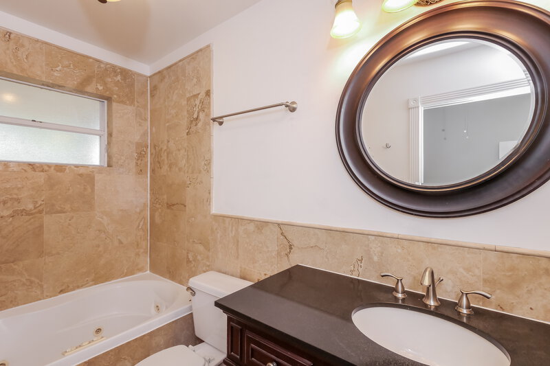 3,310/Mo, 428 Lakeside Cir Sunrise, FL 33326 Main Bathroom View