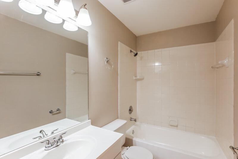 3,350/Mo, 428 Lakeside Cir Sunrise, FL 33326 Bathroom View