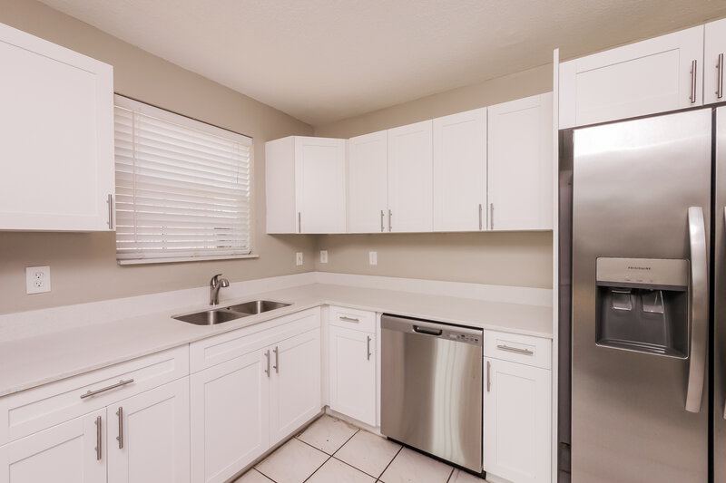 2,695/Mo, 16075 SW 112th Ter Miami, FL 33196 Kitchen View 2