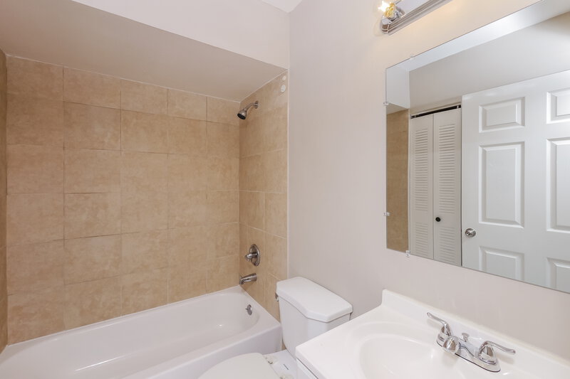 2,695/Mo, 16075 SW 112th Ter Miami, FL 33196 Bathroom View