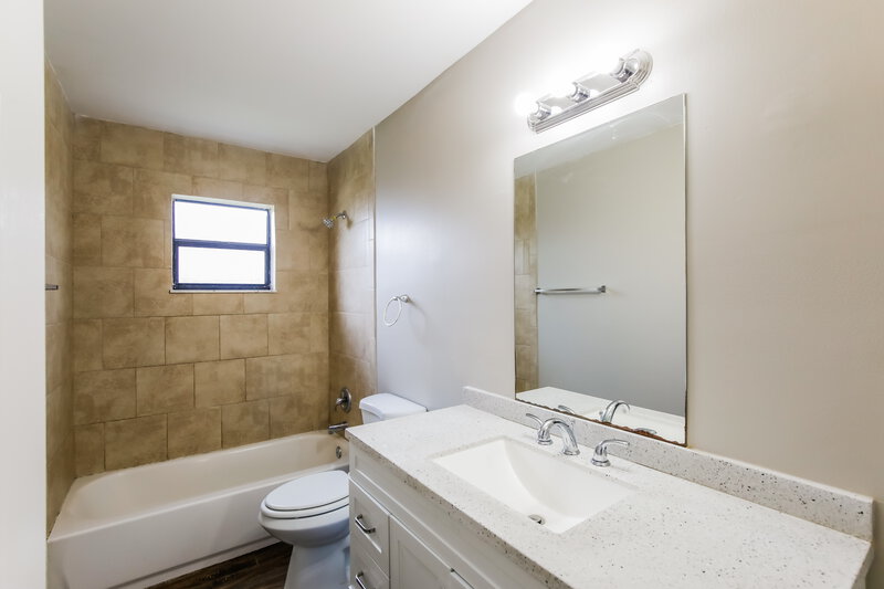 2,860/Mo, 246 Las Palmas St Royal Palm Beach, FL 33411 Main Bathroom View
