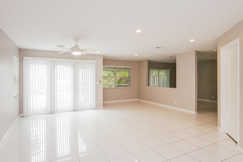 3,480/Mo, 4330 SW 82nd Way Davie, FL 33328 Living Room View