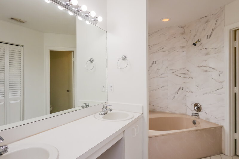 3,480/Mo, 4330 SW 82nd Way Davie, FL 33328 Main Bathroom View