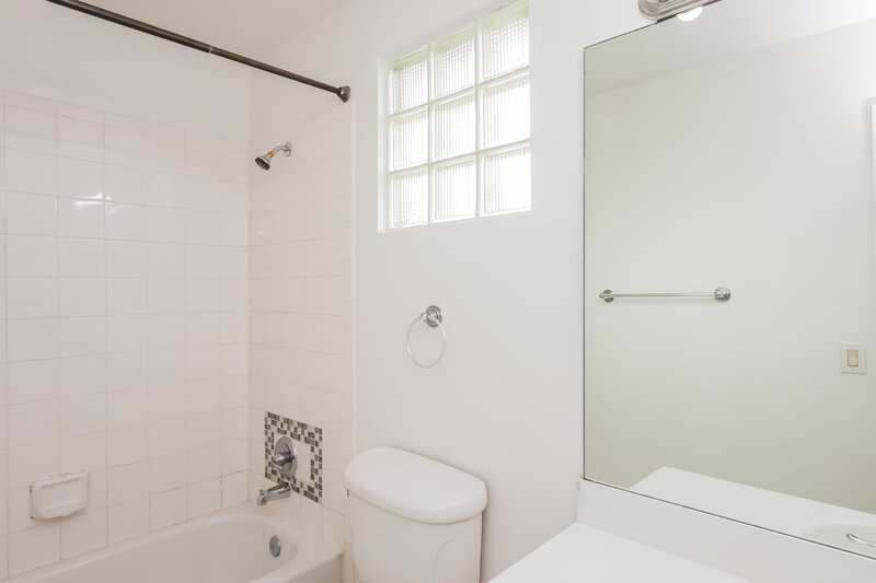 3,480/Mo, 4330 SW 82nd Way Davie, FL 33328 Bathroom View