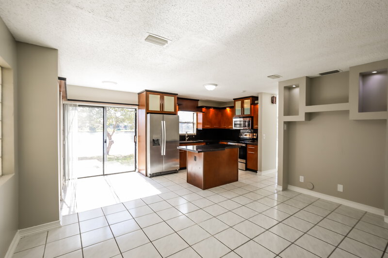 3,205/Mo, 10292 SW 9th Ln Pembroke Pines, FL 33025 Dining Room View 2