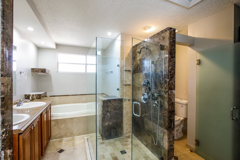 3,205/Mo, 10292 SW 9th Ln Pembroke Pines, FL 33025 Main Bathroom View