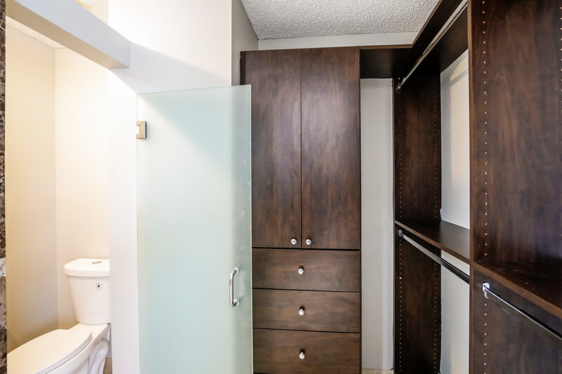 3,205/Mo, 10292 SW 9th Ln Pembroke Pines, FL 33025 Main Bathroom View 2