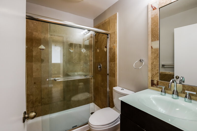 3,205/Mo, 10292 SW 9th Ln Pembroke Pines, FL 33025 Bathroom View