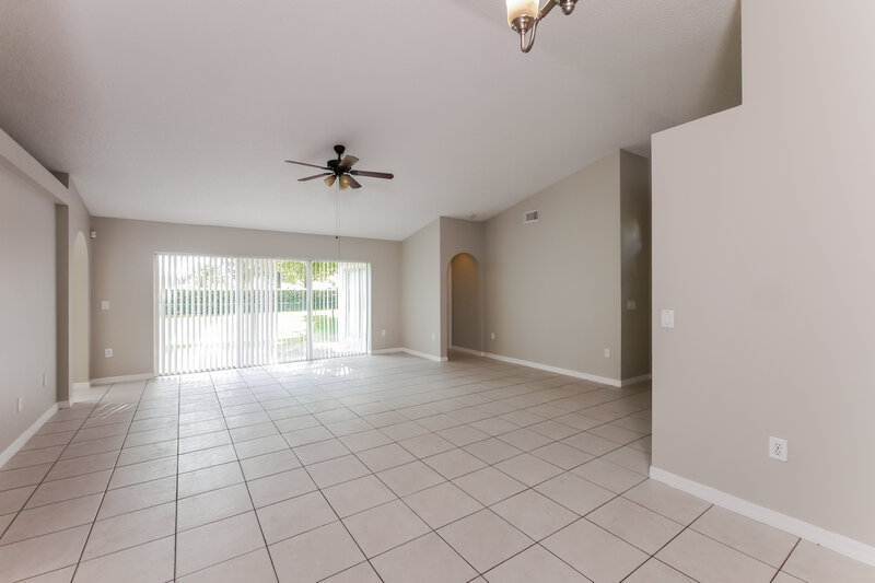 3,275/Mo, 18750 NW 1st St Pembroke Pines, FL 33029 Living Room View 2