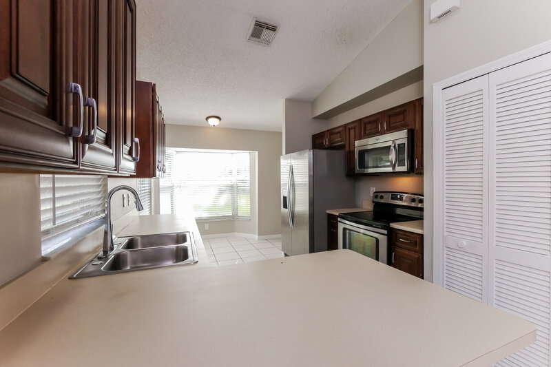 3,275/Mo, 18750 NW 1st St Pembroke Pines, FL 33029 Kitchen View 3