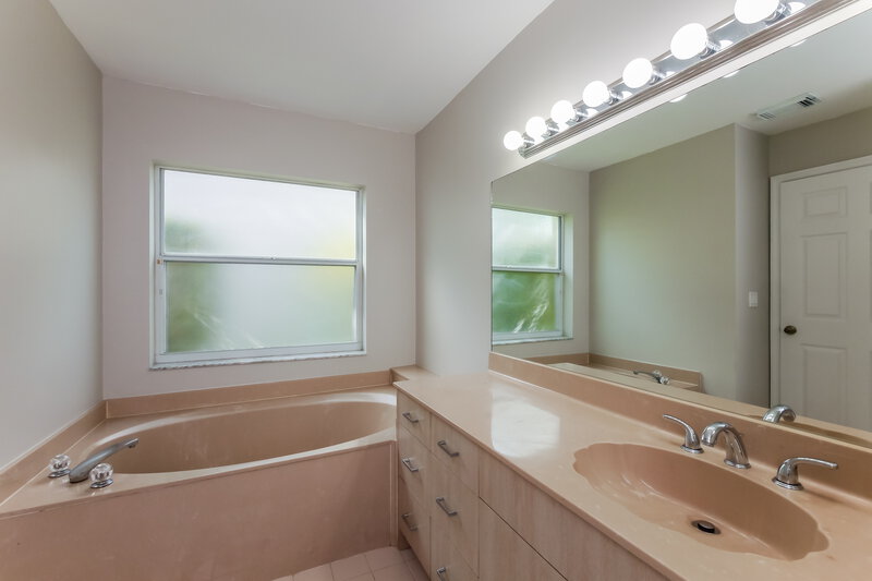 3,275/Mo, 18750 NW 1st St Pembroke Pines, FL 33029 Main Bathroom View