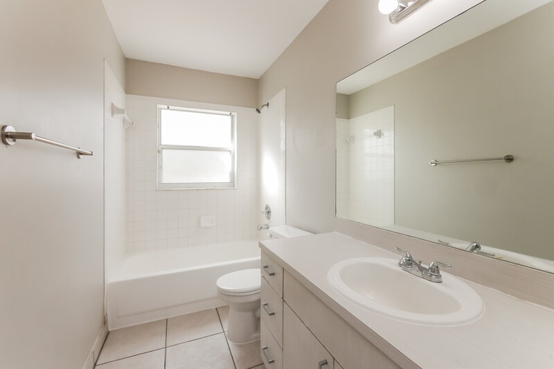 3,275/Mo, 18750 NW 1st St Pembroke Pines, FL 33029 Bathroom View
